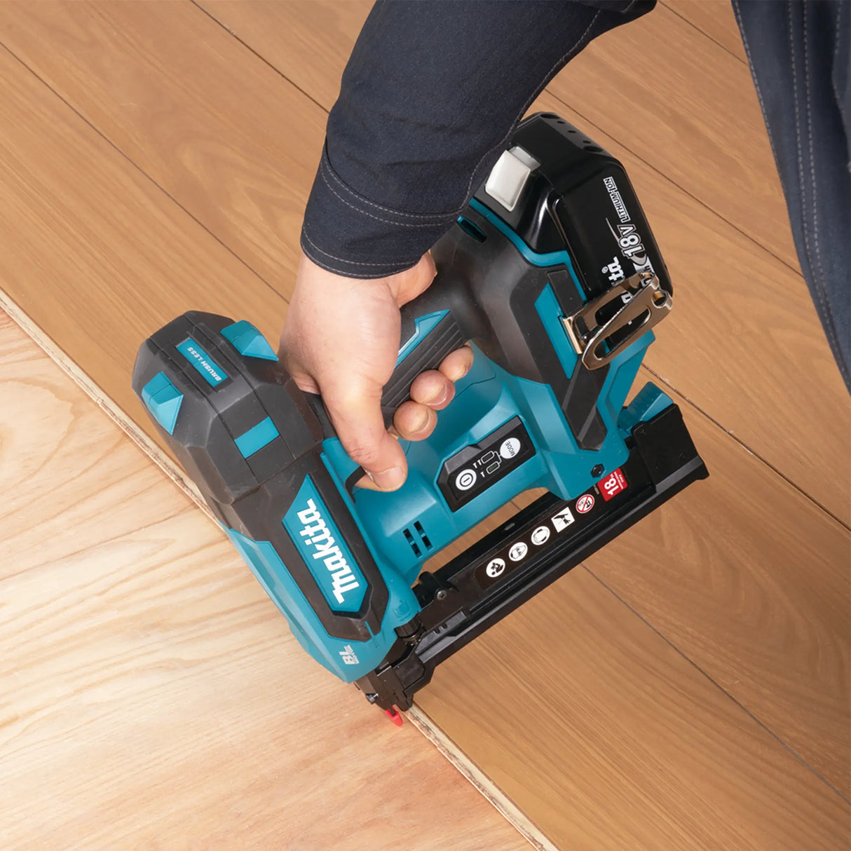 Graffettatrice Makita DST630ZJ 18V